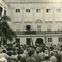 Gob. Piñero y otros oficiales en balcón de La Fortaleza, obreros reunidos.